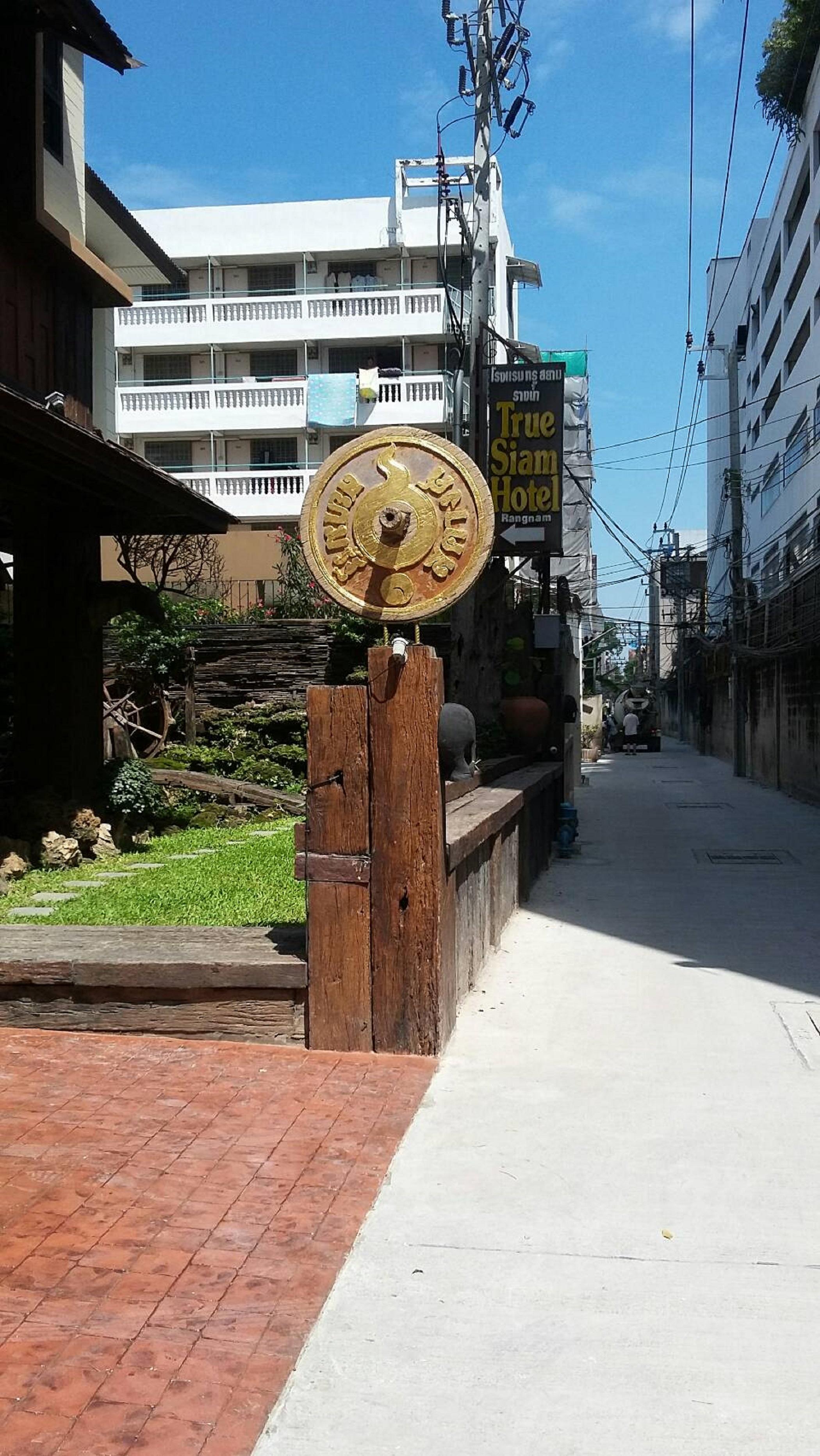 True Siam Rangnam Hotel Bangkok Bagian luar foto